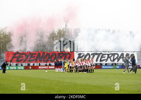 ROTTERDAM - Banner Feyenoord Rotterdam während der Aufstellung des niederländischen Eredivisie-Frauenmatches zwischen Feyenoord und Ajax am 6. November 2022 im Sportkomplex Varkenoord in Rotterdam, Niederlande. ANP PIETER STAM DE YOUNG Stockfoto