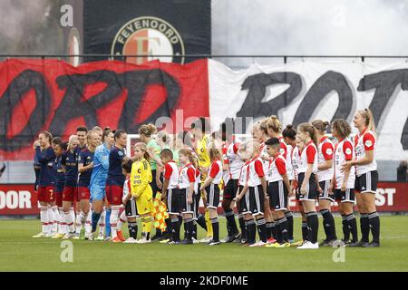 ROTTERDAM - Banner Feyenoord Rotterdam während der Aufstellung des niederländischen Eredivisie-Frauenmatches zwischen Feyenoord und Ajax am 6. November 2022 im Sportkomplex Varkenoord in Rotterdam, Niederlande. ANP PIETER STAM DE YOUNG Stockfoto