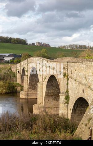 Kerne Bridge am Fluss Wye in Herefordshire, England. Gebaut 1825-28. Ein geplantes Denkmal. Goodrich Castle liegt am Horizont. Stockfoto