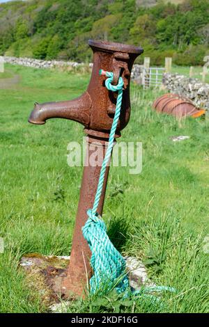 Alte rostige Wasserpumpe und Seil, auf der Isle of Canna, Schottland, Großbritannien Stockfoto