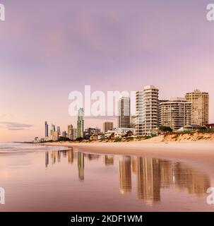 Die berühmte Skyline von Surfers Paradise im Morgengrauen. Stockfoto