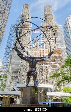 NEW YORK CITY - 26. MAI: Die historische Atlasstatue vor dem Rockefeller Center, New York, USA, 26. Mai 2013. Es steht für Macht in der Fifth Ave wh Stockfoto