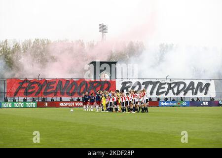 ROTTERDAM - Banner Feyenoord Rotterdam während der Aufstellung des niederländischen Eredivisie-Frauenmatches zwischen Feyenoord und Ajax am 6. November 2022 im Sportkomplex Varkenoord in Rotterdam, Niederlande. ANP PIETER STAM DE YOUNG Stockfoto