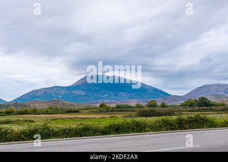 Berge in Albanien entlang der Autobahn an einem Sommertag Stockfoto