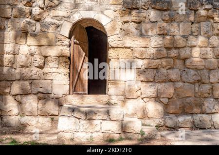 Textur der Wandoberfläche aus ungleichmäßig geschnittenen Jerusalem Steinen. Isarel Stockfoto