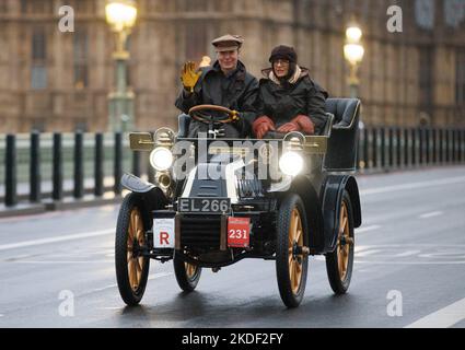 London, Großbritannien. 6.. November 2022. Oldtimer überqueren die Westminster Bridge auf ihrem Weg nach Brighton bei der jährlichen Autorundfahrt. Es feiert das 120.-jährige Jubiläum des Gordon Bennett-Rennens 1902. Kredit: Karl Black/Alamy Live Nachrichten Stockfoto