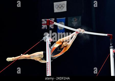 Liverpool, Großbritannien. 05.. November 2022. Weltmeisterschaften im Turnen 2022. Die M&S Bank Arena. Liverpool. Naomi Visser (NED) während ihrer unebenen Barren-Routine im Einzelapparatfinale bei den Weltmeisterschaften der Gymnastik 2022. Kredit: Sport In Bildern/Alamy Live Nachrichten Stockfoto