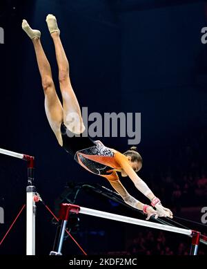 Liverpool, Großbritannien. 05.. November 2022. Weltmeisterschaften im Turnen 2022. Die M&S Bank Arena. Liverpool. Naomi Visser (NED) während ihrer unebenen Barren-Routine im Einzelapparatfinale bei den Weltmeisterschaften der Gymnastik 2022. Kredit: Sport In Bildern/Alamy Live Nachrichten Stockfoto