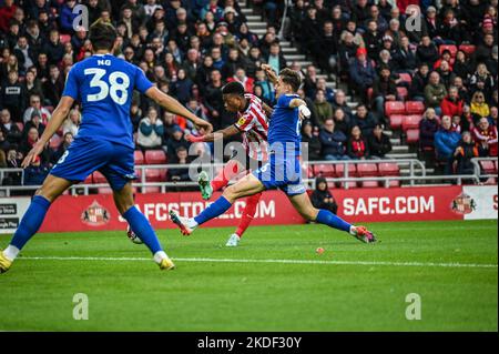 AFC-Stürmer Amad Diallo von Sunderland schießt im Sky Bet Championship-Spiel gegen Cardiff City auf das Tor. Stockfoto