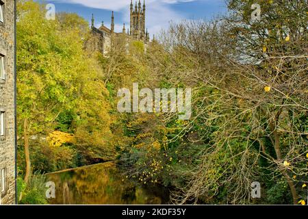 Edinburgh Schottland Dean Village Herbstlicher Blick von der Bells Brae Bridge über das Wasser von Leith in Richtung Kirchturm Stockfoto