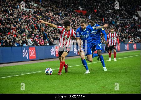 Der AFC-Verteidiger von Sunderland, Luke O'Nien, hält die Joe Halls von Cardiff City in ihrem Spiel zur Sky Bet Championship zurück. Stockfoto