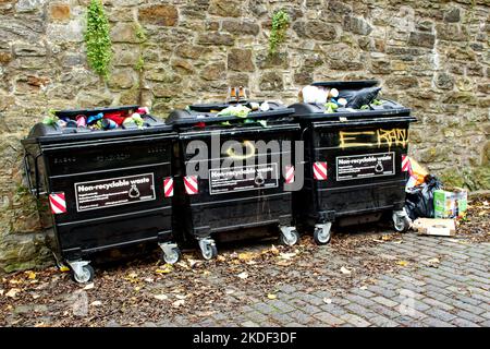 Edinburgh Schottland Dean Village drei Mülltonnen voller nicht recycelbarer Abfälle Stockfoto