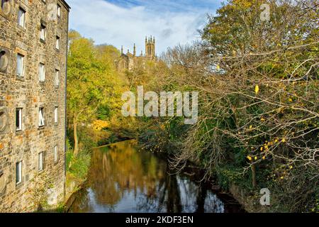 Edinburgh Schottland Dean Village Blick von der Bells Brae Bridge über das Wasser von Leith in Richtung Kirchturm im Herbst Stockfoto