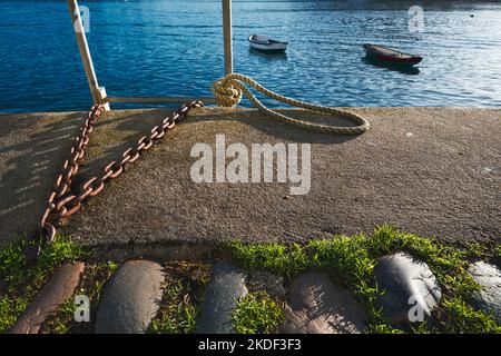 Friedliche maritime Szene von Booten, die im Hafen von Dartmouth festgemacht sind Stockfoto