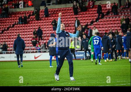 Der Manager von Cardiff City, Mark Hudson, feiert beim Schlusspfiff den Sieg seiner Seite bei der Sky Bet Championship über den AFC Sunderland. Stockfoto