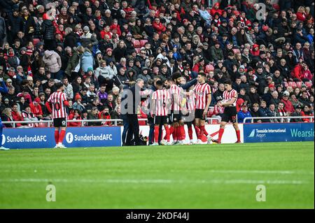 Tony Mowbray, AFC-Manager von Sunderland, gibt während des Sky Bet Championship-Spiels gegen Cardiff City seine Teamanweisungen. Stockfoto