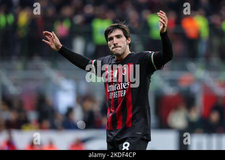 Mailand, Italien. 05.. November 2022. Sandro Tonali von AC Mailand feiert ihren Sieg nach der Serie A 2022/23 Fußballspiel zwischen AC Mailand und Spezia Calcio im Giuseppe Meazza Stadium.Endstand: AC Mailand 2:1 Spezia Calcio Credit: SOPA Images Limited/Alamy Live News Stockfoto