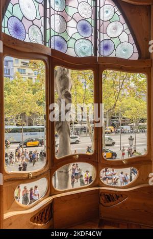 BARCELONA - AUGUST 9: Blick durch die verzierten Fenster der Casa Batllo, dem berühmten Gebäude von Antoni Gaudí und Wahrzeichen Barcelonas, Stockfoto