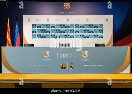 BARCELONA - 11. AUGUST: Pressekonferenzraum für das spanische Supercup-Spiel 2017 zwischen dem FC Barcelona und Real Madrid C.F., wie am 11. August 201 zu sehen Stockfoto