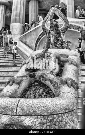 BARCELONA - AUGUST 9: Skulptur von Antoni Gaudi mit Mosaiksalamander oder Eidechse, auch bekannt als 'El DRAC' (Drache auf englisch) im Park Guell, Stockfoto