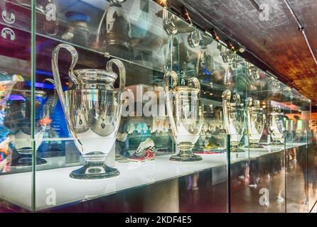 BARCELONA - 11. AUGUST: Reihe der Champions League-Pokale, die der FC Barcelona gewonnen hat, auf der Camp Nou Experience Tour und im Museum, Barcelona, Katalonien, Spanien, auf Einem Stockfoto