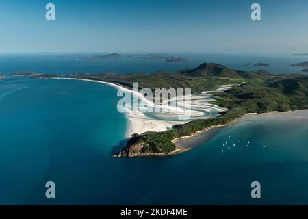 Luftaufnahme von Whitsunday Island mit dem berühmten Hill Inlet und Whitehaven Beach. Stockfoto