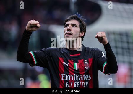 Mailand, Italien. 05.. November 2022. Sandro Tonali von AC Mailand feiert ihren Sieg nach dem Fußballspiel Serie A 2022/23 zwischen AC Mailand und Spezia Calcio im Giuseppe Meazza Stadion.Endstand: AC Mailand 2:1 Spezia Calcio (Foto von Fabrizio Carabelli/SOPA Images/Sipa USA) Kredit: SIPA USA/Alamy Live News Stockfoto