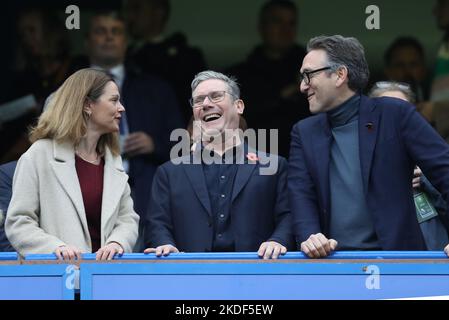 London, England, 6.. November 2022. Der Vorsitzende der Labour Party, Sir Keir Starmer, bereitet sich darauf vor, das Spiel während des Spiels der Premier League in der Stamford Bridge, London, zu sehen. Bildnachweis sollte lauten: Paul Terry / Sportimage Stockfoto