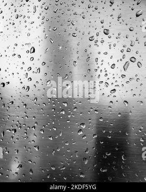 Wassertropfen auf einer Metallplatte. Hintergrund Stockfoto