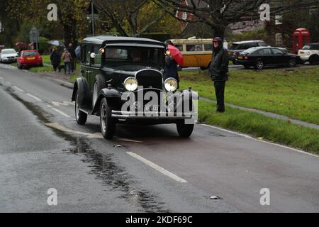Staplefield, Großbritannien. 06.. November 2021. Während des historischen Veteran Car Run von London nach Brighton kämpfen die Teilnehmer in ihren Oldtimern gegen das Wetter. Der Lauf hat bei Sonnenaufgang vom Hyde Park in London aus gestartet und macht seine Reise nach Brighton an der Küste von Sussex. Quelle: Uwe Deffner/Alamy Live News Stockfoto