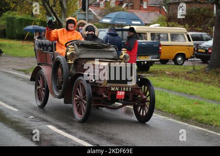 Staplefield, Großbritannien. 06.. November 2021. Während des historischen Veteran Car Run von London nach Brighton kämpfen die Teilnehmer in ihren Oldtimern gegen das Wetter. Der Lauf hat bei Sonnenaufgang vom Hyde Park in London aus gestartet und macht seine Reise nach Brighton an der Küste von Sussex. Quelle: Uwe Deffner/Alamy Live News Stockfoto