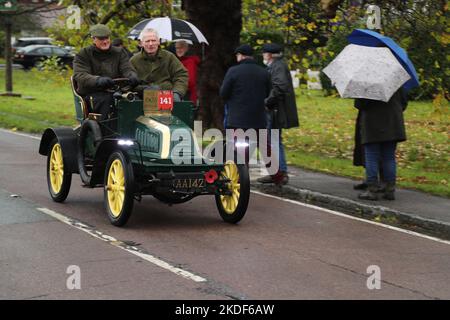 Staplefield, Großbritannien. 06.. November 2021. Während des historischen Veteran Car Run von London nach Brighton kämpfen die Teilnehmer in ihren Oldtimern gegen das Wetter. Der Lauf hat bei Sonnenaufgang vom Hyde Park in London aus gestartet und macht seine Reise nach Brighton an der Küste von Sussex. Quelle: Uwe Deffner/Alamy Live News Stockfoto