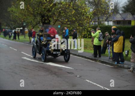 Staplefield, Großbritannien. 06.. November 2021. Während des historischen Veteran Car Run von London nach Brighton kämpfen die Teilnehmer in ihren Oldtimern gegen das Wetter. Der Lauf hat bei Sonnenaufgang vom Hyde Park in London aus gestartet und macht seine Reise nach Brighton an der Küste von Sussex. Quelle: Uwe Deffner/Alamy Live News Stockfoto