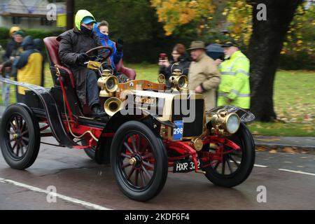 Staplefield, Großbritannien. 06.. November 2021. Während des historischen Veteran Car Run von London nach Brighton kämpfen die Teilnehmer in ihren Oldtimern gegen das Wetter. Der Lauf hat bei Sonnenaufgang vom Hyde Park in London aus gestartet und macht seine Reise nach Brighton an der Küste von Sussex. Quelle: Uwe Deffner/Alamy Live News Stockfoto