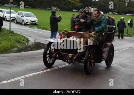 Staplefield, Großbritannien. 06.. November 2021. Während des historischen Veteran Car Run von London nach Brighton kämpfen die Teilnehmer in ihren Oldtimern gegen das Wetter. Der Lauf hat bei Sonnenaufgang vom Hyde Park in London aus gestartet und macht seine Reise nach Brighton an der Küste von Sussex. Quelle: Uwe Deffner/Alamy Live News Stockfoto