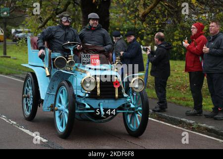 Staplefield, Großbritannien. 06.. November 2021. Während des historischen Veteran Car Run von London nach Brighton kämpfen die Teilnehmer in ihren Oldtimern gegen das Wetter. Der Lauf hat bei Sonnenaufgang vom Hyde Park in London aus gestartet und macht seine Reise nach Brighton an der Küste von Sussex. Quelle: Uwe Deffner/Alamy Live News Stockfoto