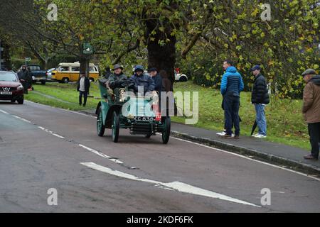 Staplefield, Großbritannien. 06.. November 2021. Während des historischen Veteran Car Run von London nach Brighton kämpfen die Teilnehmer in ihren Oldtimern gegen das Wetter. Der Lauf hat bei Sonnenaufgang vom Hyde Park in London aus gestartet und macht seine Reise nach Brighton an der Küste von Sussex. Quelle: Uwe Deffner/Alamy Live News Stockfoto