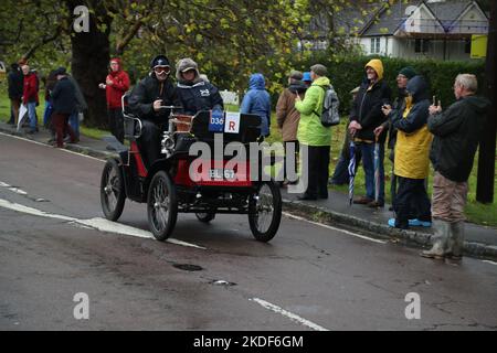 Staplefield, Großbritannien. 06.. November 2021. Während des historischen Veteran Car Run von London nach Brighton kämpfen die Teilnehmer in ihren Oldtimern gegen das Wetter. Der Lauf hat bei Sonnenaufgang vom Hyde Park in London aus gestartet und macht seine Reise nach Brighton an der Küste von Sussex. Quelle: Uwe Deffner/Alamy Live News Stockfoto