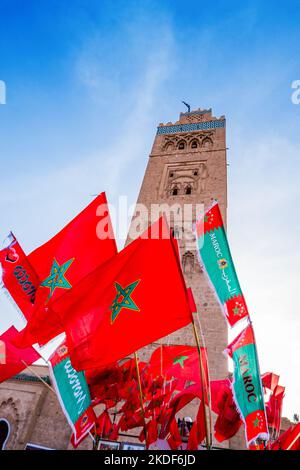 Marrakesch, Marokko, marokkanische Flaggen vor der Kutubiyya Moschee / Koutoubia Moschee Stockfoto