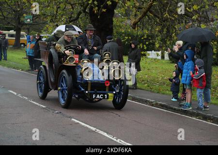 Staplefield, Großbritannien. 06.. November 2021. Während des historischen Veteran Car Run von London nach Brighton kämpfen die Teilnehmer in ihren Oldtimern gegen das Wetter. Der Lauf hat bei Sonnenaufgang vom Hyde Park in London aus gestartet und macht seine Reise nach Brighton an der Küste von Sussex. Quelle: Uwe Deffner/Alamy Live News Stockfoto