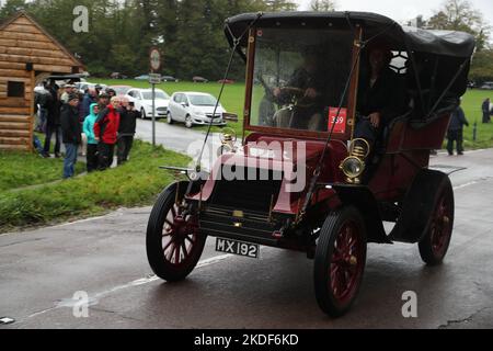 Staplefield, Großbritannien. 06.. November 2021. Während des historischen Veteran Car Run von London nach Brighton kämpfen die Teilnehmer in ihren Oldtimern gegen das Wetter. Der Lauf hat bei Sonnenaufgang vom Hyde Park in London aus gestartet und macht seine Reise nach Brighton an der Küste von Sussex. Quelle: Uwe Deffner/Alamy Live News Stockfoto