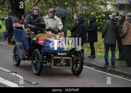 Staplefield, Großbritannien. 06.. November 2021. Während des historischen Veteran Car Run von London nach Brighton kämpfen die Teilnehmer in ihren Oldtimern gegen das Wetter. Der Lauf hat bei Sonnenaufgang vom Hyde Park in London aus gestartet und macht seine Reise nach Brighton an der Küste von Sussex. Quelle: Uwe Deffner/Alamy Live News Stockfoto