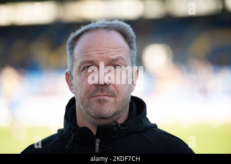 Braunschweig, Deutschland. 06.. November 2022. Fußball: 2. Bundesliga, Eintracht Braunschweig - SpVgg Greuther Fürth, Matchday 15, Eintracht-Stadion. Fürths Trainer Alexander Zorniger ist vor dem Spiel im Stadion. Quelle: Swen Pförtner/dpa - WICHTIGER HINWEIS: Gemäß den Anforderungen der DFL Deutsche Fußball Liga und des DFB Deutscher Fußball-Bund ist es untersagt, im Stadion und/oder vom Spiel aufgenommene Fotos in Form von Sequenzbildern und/oder videoähnlichen Fotoserien zu verwenden oder zu verwenden./dpa/Alamy Live News Stockfoto