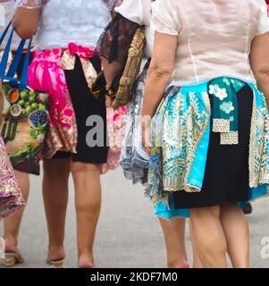 Fisher Frauen mit traditionellen Röcken in Portugal Stockfoto