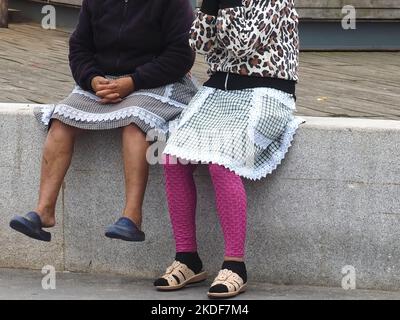 Fisher Frauen mit traditionellen Röcken in Portugal Stockfoto