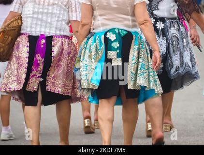 Fisher Frauen mit traditionellen Röcken in Portugal Stockfoto