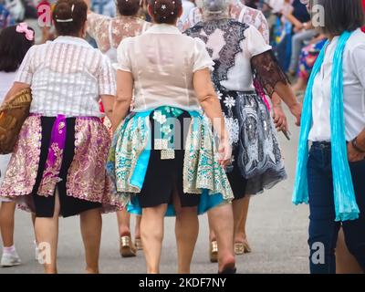 Fisher Frauen mit traditionellen Röcken in Portugal Stockfoto