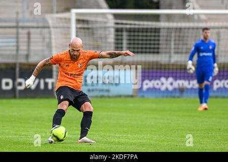 Denis Prychynenko (13) von KMSK Deinze während eines Fußballspiels zwischen Excelsior Virton und KMSK Deinze während des Spieltages 12. in der Challenger Pro League für die Saison 2022-2023, am Samstag, 5. November 2022 in Deinze, Belgien. FOTO STIJN AUDOOREN | SPORTPIX Stockfoto