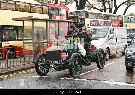 Brighton UK 6. November 2022 - Ein 1903 Napier ist eines der ersten Autos, das heute am jährlichen Veteran Car Run von RM Sotheby's London nach Brighton in Brighton ankommt. Die Strecke ist offen für vierrädrige Autos, Dreiräder und Dreiräder, die vor dem 1.. Januar 1905 hergestellt wurden : Credit Simon Dack / Alamy Live News Stockfoto