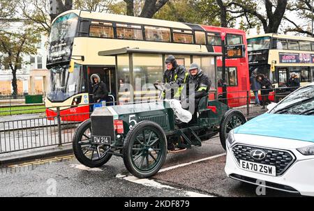 Brighton UK 6. November 2022 - Ein 1903 Napier ist eines der ersten Autos, das heute am jährlichen Veteran Car Run von RM Sotheby's London nach Brighton in Brighton ankommt. Die Strecke ist offen für vierrädrige Autos, Dreiräder und Dreiräder, die vor dem 1.. Januar 1905 hergestellt wurden : Credit Simon Dack / Alamy Live News Stockfoto